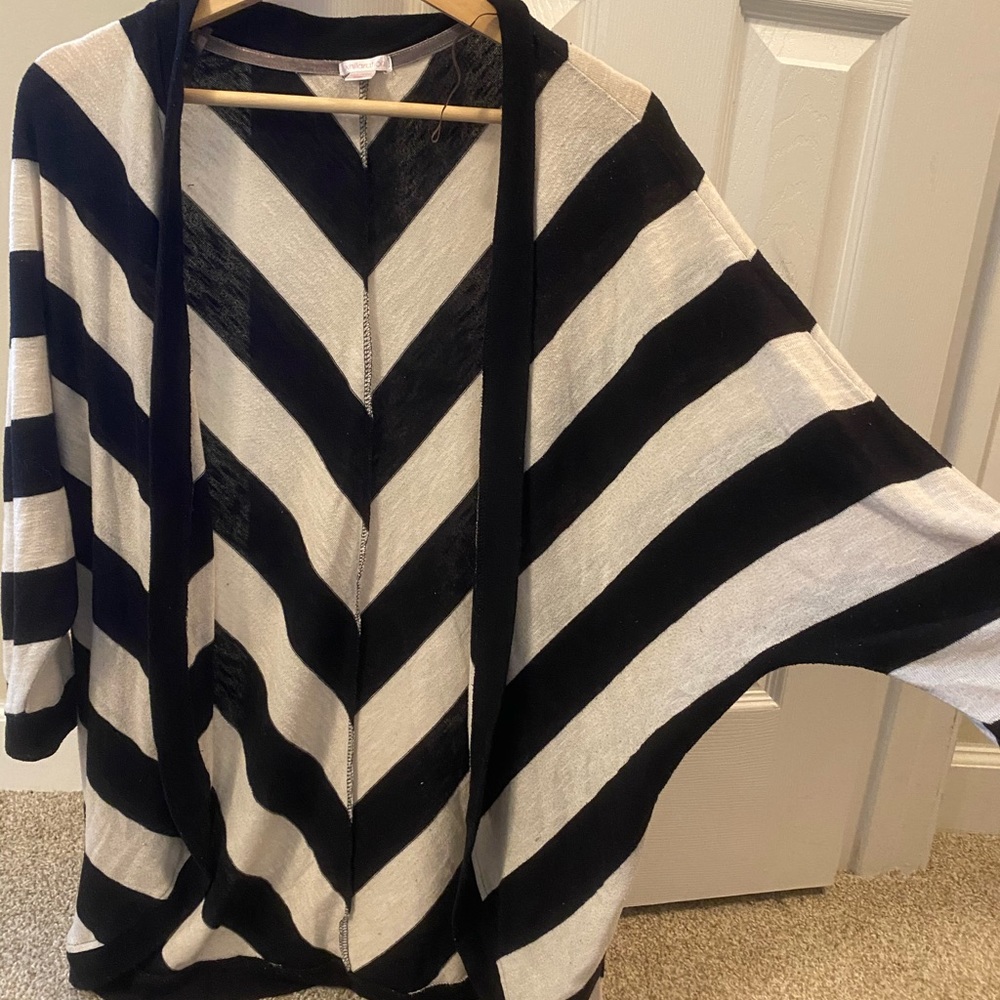 Black and cream short sleeve sweater